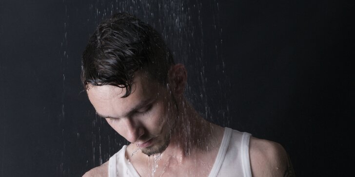 Ateliérové focení sexy snímků mezi kapkami deště