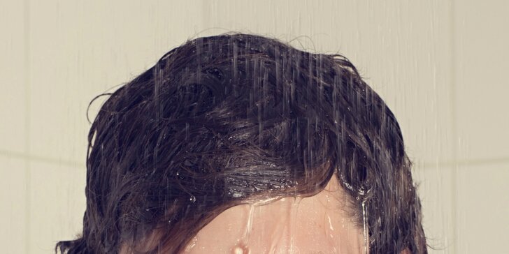 Ateliérové focení sexy snímků mezi kapkami deště