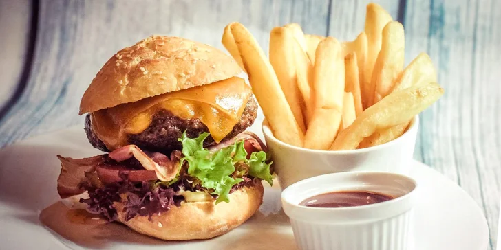 Jen se zakousnout: 2 hovězí burgery Deluxe s hranolky a barbecue omáčkou