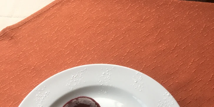 Crème brûlée provoněný mandlovým likérem s malinovým coulis