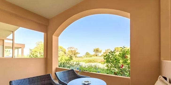 Samozřejmostí je soukromý balkon nebo terasa, z nichž mnohé nabízejí uklidňující výhled na mořskou hladinu nebo do rozkvetlých zahrad komplexu.