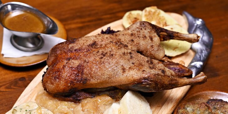 Staročeská pečená kachna se zelím, knedlíky i bramboráčky v restauraci U Parléře