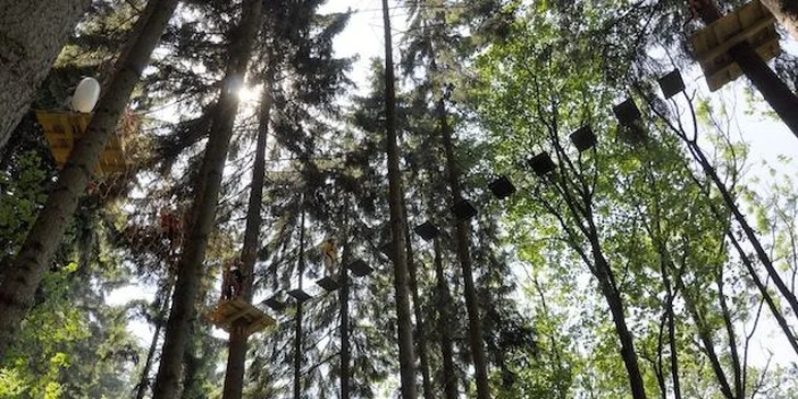 Adrenalinová zábava v lanovém centru