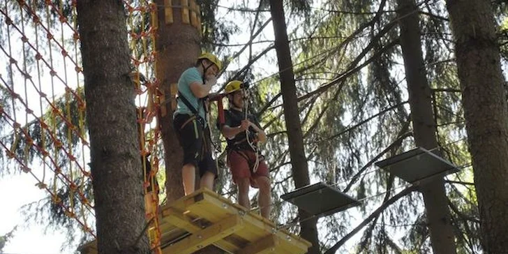 Adrenalinová zábava v lanovém centru