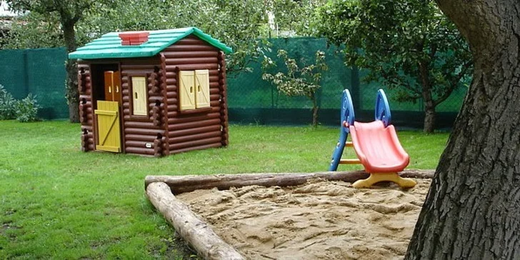 Letní vstupy do dětské školičky s výukou angličtiny, výtvarnými, hudebními a tělovýchovnými kroužky