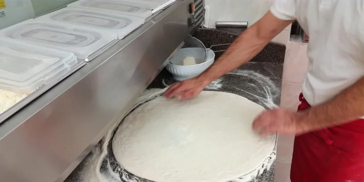 Největší pizza ve městě: Půlmetrová krasavice pro bandu kamarádů