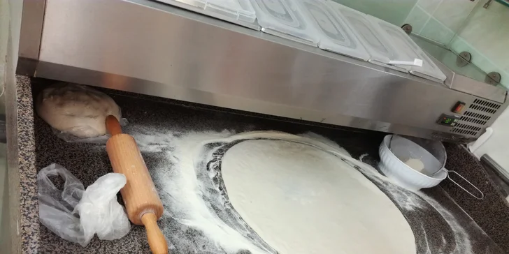 Největší pizza ve městě: Půlmetrová krasavice pro bandu kamarádů