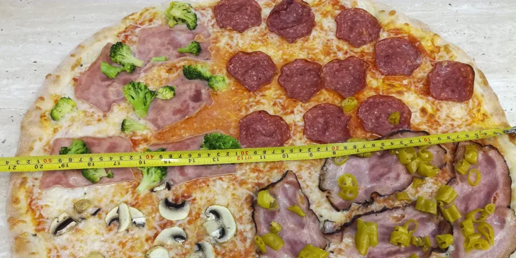Největší pizza ve městě: Půlmetrová krasavice pro bandu kamarádů