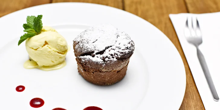 Degustační menu pro 2 osoby na břehu Vltavy u Karlova mostu