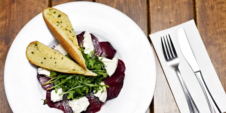 Degustační menu pro 2 osoby na břehu Vltavy u Karlova mostu