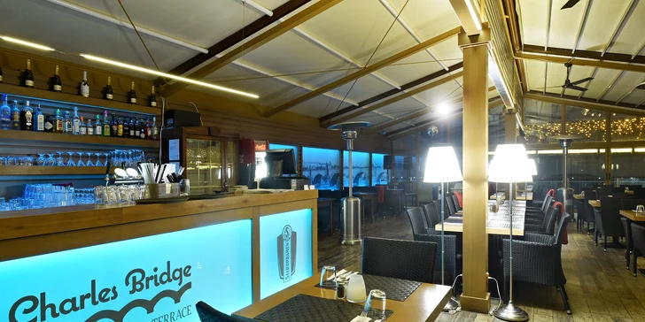Degustační menu pro 2 osoby na břehu Vltavy u Karlova mostu