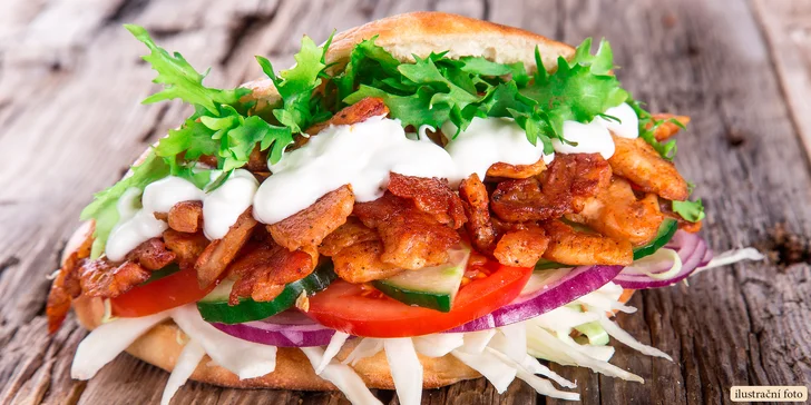 Výtečná pochoutka do ruky: Kebab a Coca-Cola