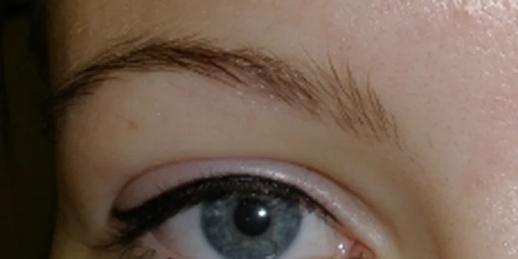 Permanentní make-up očních linek