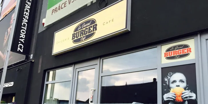 Dva výtečné XXL burgery s hranolky, Coleslawem a nealko nápojem