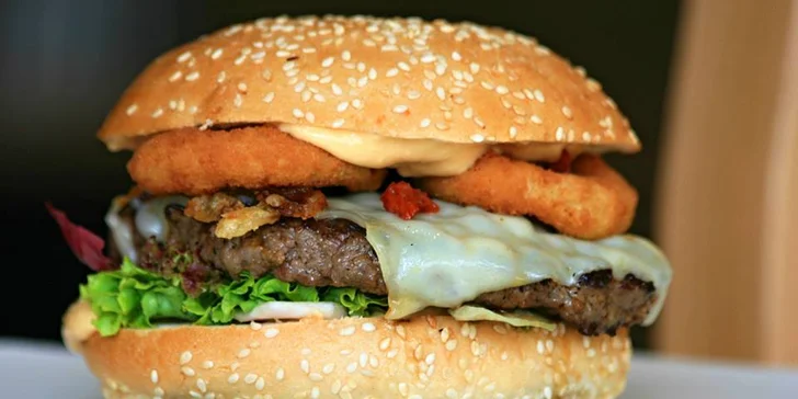 Dva výtečné XXL burgery s hranolky, Coleslawem a nealko nápojem