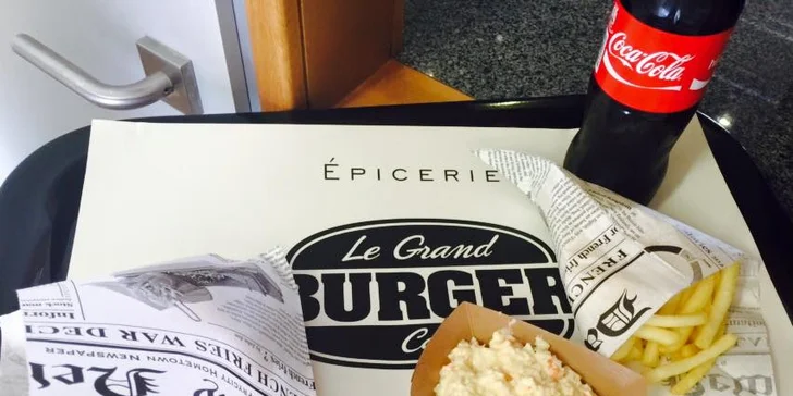 Dva výtečné XXL burgery s hranolky, Coleslawem a nealko nápojem