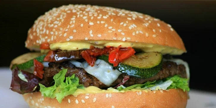 Dva výtečné XXL burgery s hranolky, Coleslawem a nealko nápojem