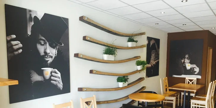 Dva výtečné XXL burgery s hranolky, Coleslawem a nealko nápojem
