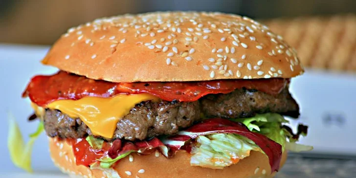 Dva výtečné XXL burgery s hranolky, Coleslawem a nealko nápojem