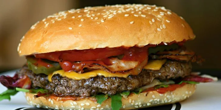 Dva výtečné XXL burgery s hranolky, Coleslawem a nealko nápojem