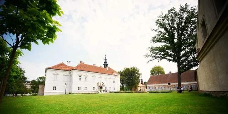 Život na zámku: Dobové ubytování, nádherné okolí i možnost silvestrovské noci