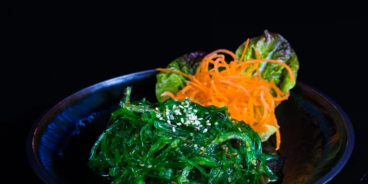 Lahodný sushi set s wakame salátem: losos, úhoř, hřebenatka i pikantní tuňák