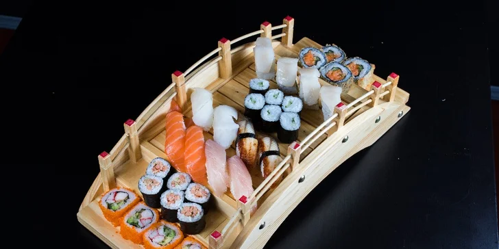 Lahodný sushi set s wakame salátem: losos, úhoř, hřebenatka i pikantní tuňák