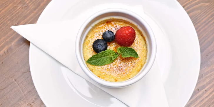 Nechybí ani sladká tečka, a sice crème brûlée s čerstvým ovocem. 