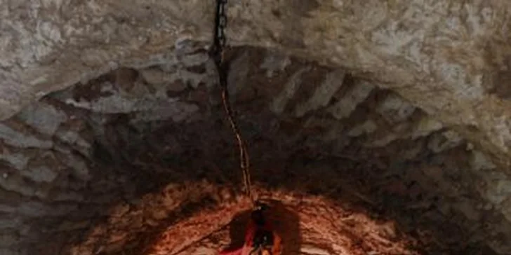 Večeře pro dva vč. lahve vína podávaná v historickém sklepení U Tří Mouřenínů