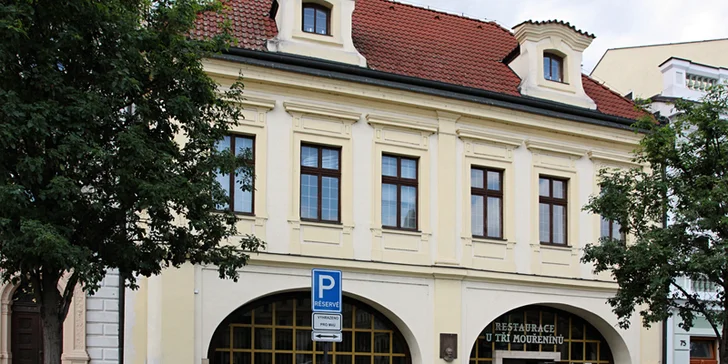 Večeře pro dva vč. lahve vína podávaná v historickém sklepení U Tří Mouřenínů