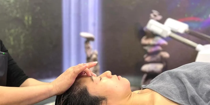 Exfoliace je klíčovou součástí tohoto zážitku – odstraňuje odumřelé kožní buňky a zanechává pokožku hladkou a zářící. 