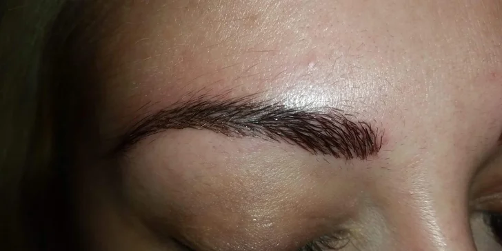 Krásné obočí: kombinace dvou technik microblading + vlásková metoda