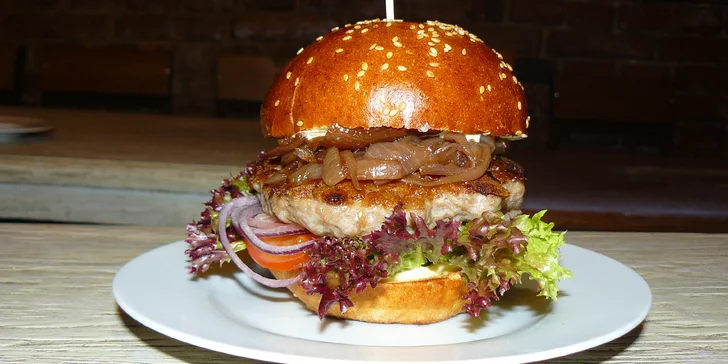 Burger s vůní dálek, steakové hranolky a vánoční speciál pro 1 či 2 jedlíky