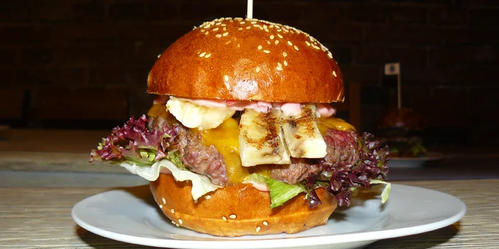 Burger s vůní dálek, steakové hranolky a vánoční speciál pro 1 či 2 jedlíky