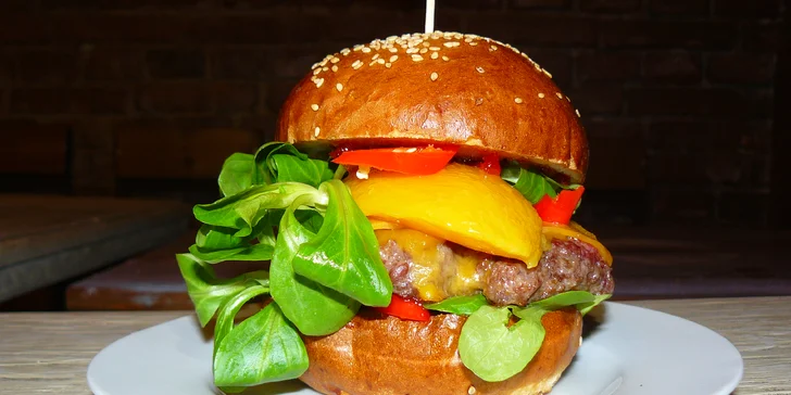 Burger s vůní dálek, steakové hranolky a vánoční speciál pro 1 či 2 jedlíky