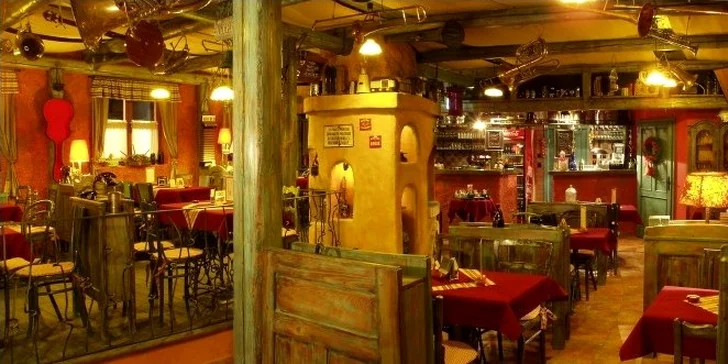 Hodina bowlingu a 2 pizzy dle výběru ve stylovém baru s atmosférou bazaru