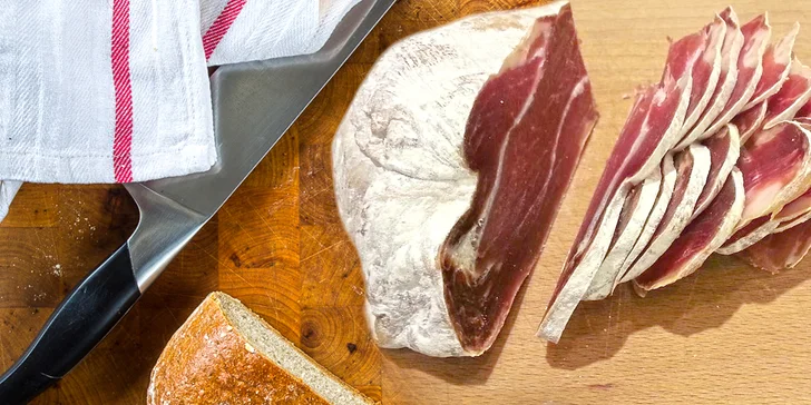 Francouzská dobrota k vínu: 450 nebo 850 gramů pršutu v celku