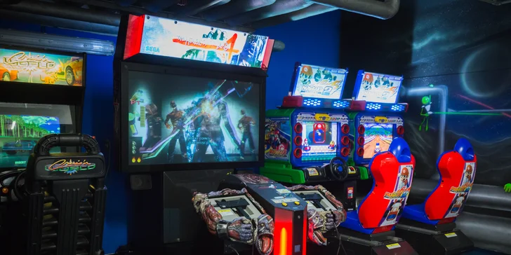Kromě laser game je tu i spousta další zábavy: arkádové automaty, minibowling nebo simulátor virtuální reality.
