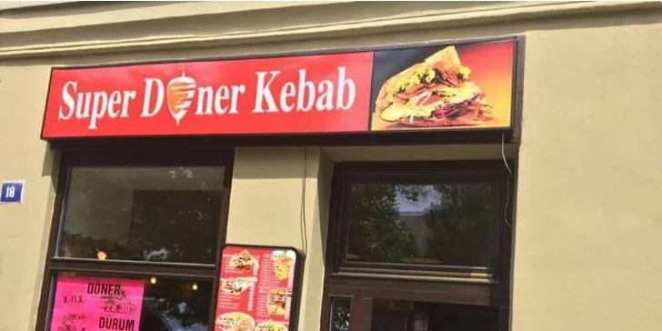 Svačina z grilu: Telecí či kuřecí kebab s hranolky, salátem a dresinkem