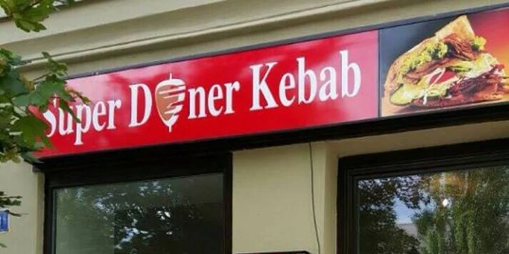 Svačina z grilu: Telecí či kuřecí kebab s hranolky, salátem a dresinkem