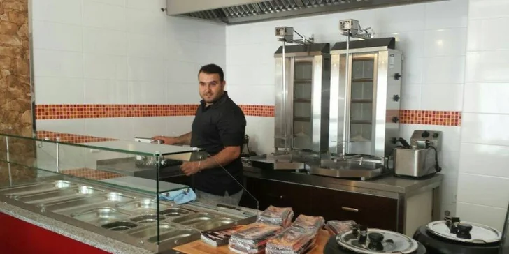 Svačina z grilu: Telecí či kuřecí kebab s hranolky, salátem a dresinkem