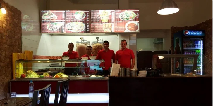 Svačina z grilu: Telecí či kuřecí kebab s hranolky, salátem a dresinkem