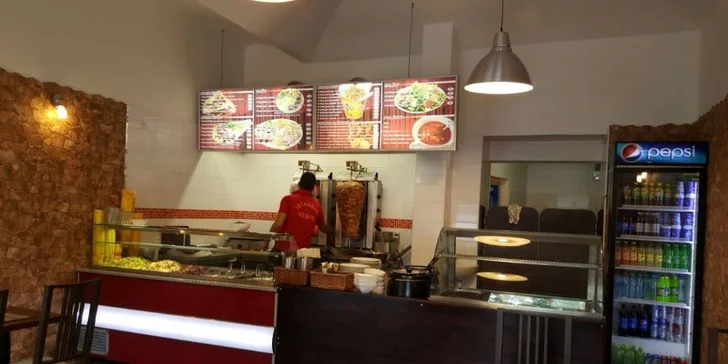 Svačina z grilu: Telecí či kuřecí kebab s hranolky, salátem a dresinkem