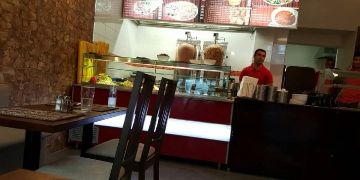 Svačina z grilu: Telecí či kuřecí kebab s hranolky, salátem a dresinkem