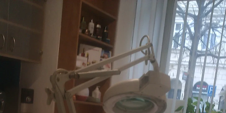 Hloubkové čištění aknózní pleti ultrazvukem včetně aplikace kyselin