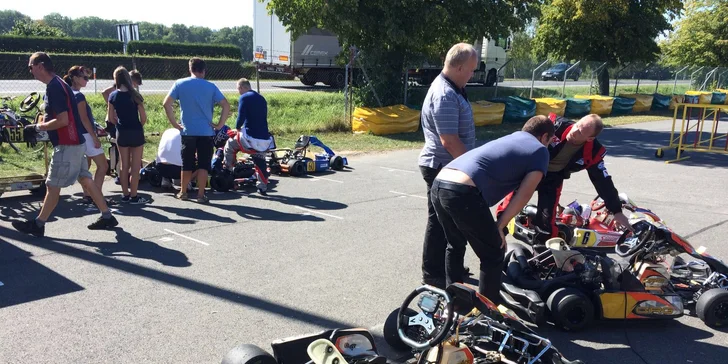 Nesmazatelný zážitek z rychlosti: Jízda v závodním motokárovém supersportu