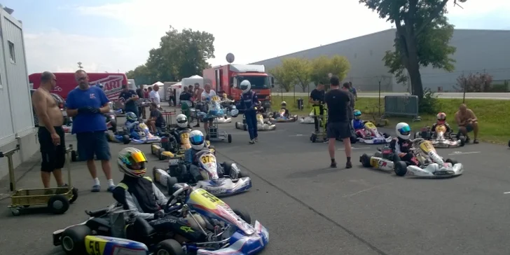 Nesmazatelný zážitek z rychlosti: Jízda v závodním motokárovém supersportu
