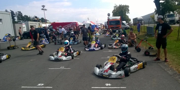 Nesmazatelný zážitek z rychlosti: Jízda v závodním motokárovém supersportu