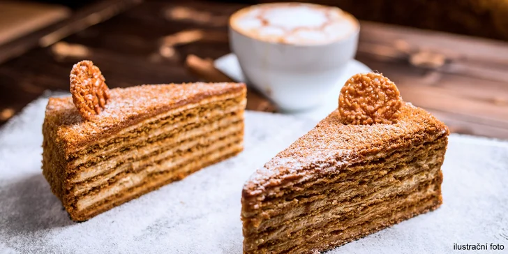 Sladké posezení v Bum Bum Cafe - medovník a káva dle výběru pro dva