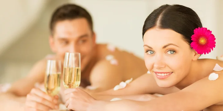 Romantická masáž pro dva se zábalem, občerstvením a lahví sektu